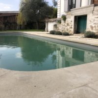 Margelles piscine sur mesure aspect pierre angles courbes Rouviere Collection