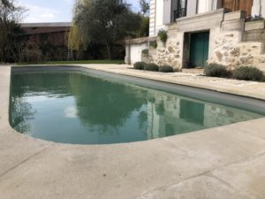 Margelles piscine sur mesure aspect pierre angles courbes Rouviere Collection