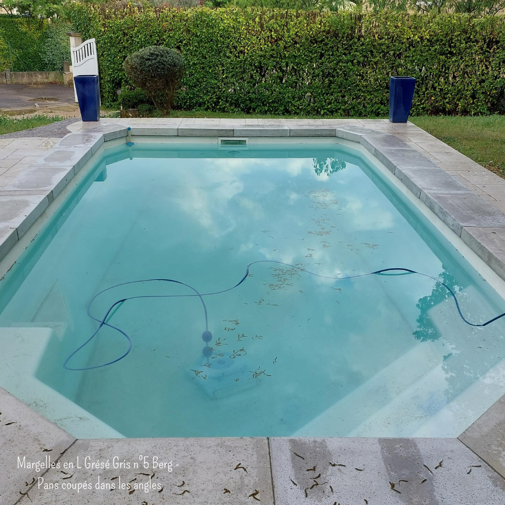 Margelle de piscine en béton - NOIRE - ROUVIERE