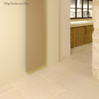 Carrelage en béton aspect pierre beige dans un couloir Rouviere Collection