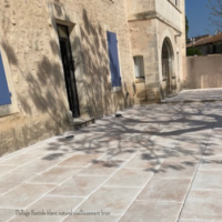 dallage de terrasse en béton aspect pierre autour d'une maison en pierres Rouviere Collection