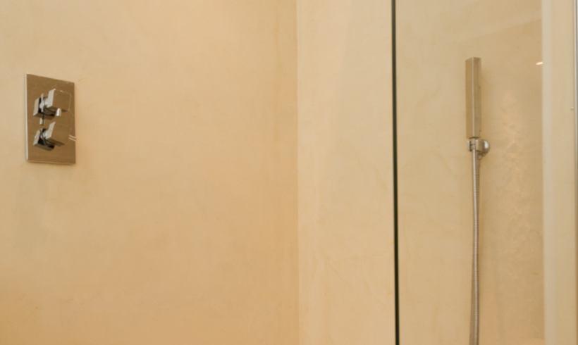 douche italienne dans maison rénovée Gard béton ciré Rouviere Collection beige