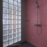 Douche italienne en béton ciré gris et rose et briques de verre Rouviere Collection
