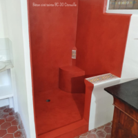 Douche italienne avec assise revêtement béton ciré brique tomettes Rouviere Collection