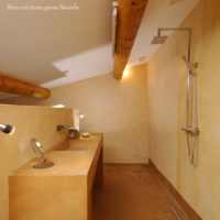 Grande douche italienne sous pente tons de brun béton ciré Rouviere Collection