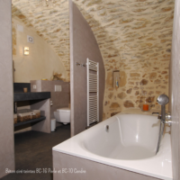 Murs et sol de salle de bain en béton ciré Rouviere Collection gris clair et foncé