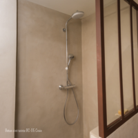 Paroi de douche verrière et béton ciré Rouviere Collection grège