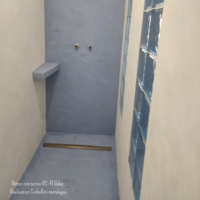 Douche italienne béton ciré sur carrelage Rouviere Collection bleu gris à Toulouse