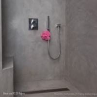 Douche italienne contemporaine en béton ciré gris Rouviere Collection Gard