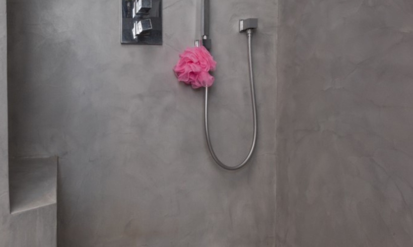 Douche italienne contemporaine en béton ciré gris Rouviere Collection Gard