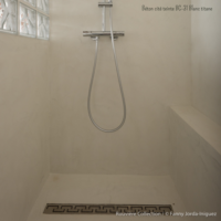 Douche italienne avec caniveau béton ciré blanc Rouviere Collection
