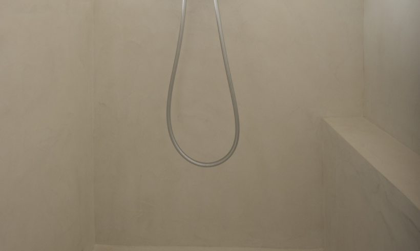 Douche italienne avec caniveau béton ciré blanc Rouviere Collection