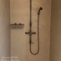 revêtement de douche enduit béton ciré Rouviere Collection beige rosé Lyon