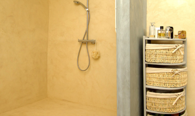 grande douche italienne en chambre d'hôtes Gard béton ciré Rouviere Collection