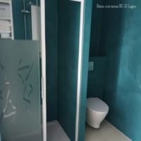 salle de bain et toilettes en béton ciré Rouviere Collection bleu canard