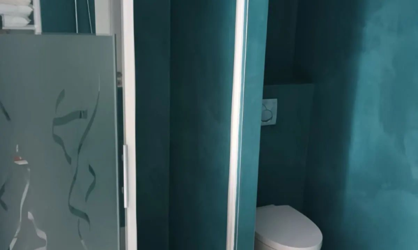 salle de bain et toilettes en béton ciré Rouviere Collection bleu canard