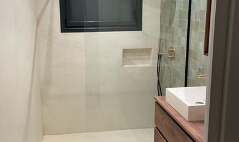 salle de bain béton ciré Rouviere Collection beige clair dans les Landes