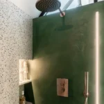 Salle de bain moderne en béton ciré vert émeraude Rouvière Collection, finition brillante et facile à entretenir