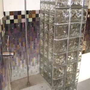 Parois de douche transparentes dans une salle de bain d’hôtel, design moderne et élégant.