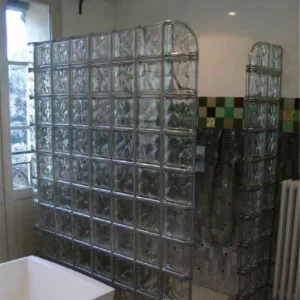 Paroi de douche gamme Pegasus dans une salle de bain d’hôtel, design moderne et fonctionnel.