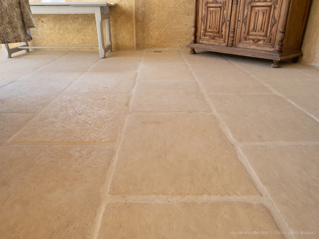Sol intérieur en dallage Rouvière Collection, modèle Bastide, teinte pierre naturelle, élégant et lumineux