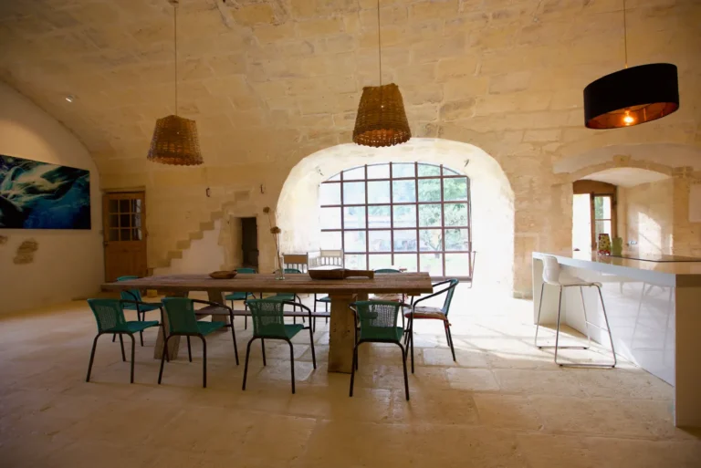 Intérieur intimiste et chaleureux avec sol en dallage Rouvière Collection, pierre beige clair et décoration moderne.