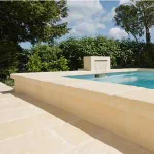 Margelles en U façon pierre, modèle Bourgeoise, style élégant et contemporain pour piscine ou terrasse.