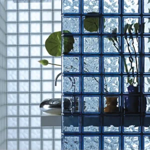 Intérieur lumineux avec briques bleues, ambiance apaisante et colorée, décoration moderne et plantes.