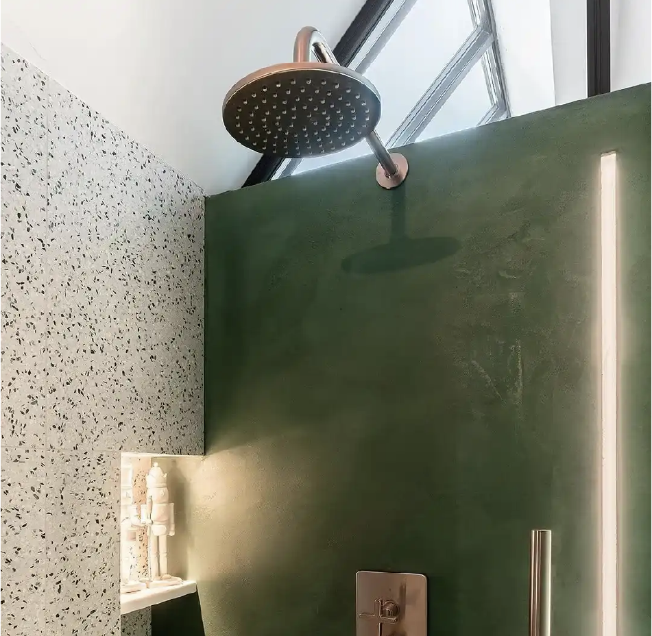 Salle de bain moderne en béton ciré vert émeraude Rouvière Collection avec douche à l’italienne colorée