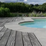 Escalier de piscine roman avec margelles plates modèle Grésé signé Rouvière Collection.