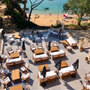Terrasse de l’Hôtel Le Nessay avec dallage en pierre Rouvière Collection, vue élégante en bord de mer.