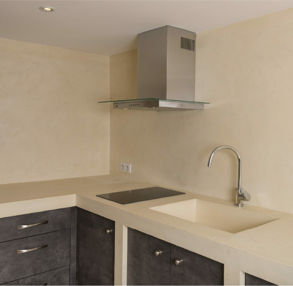 Cuisine moderne en béton ciré gris clair Rouvière Collection, bords doux et style épuré