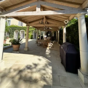 Sol Bourgeoise Tann sous un auvent extérieur, dallage aspect pierre naturelle au charme élégant.