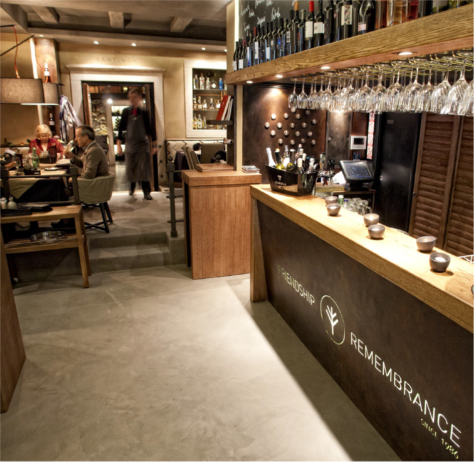 Sol en béton ciré dans un restaurant moderne