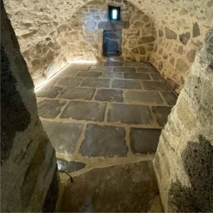 Dallage modèle Nîmes de la Rouvière Collection, sol rénové d’un buron, aspect pierre naturelle authentique.