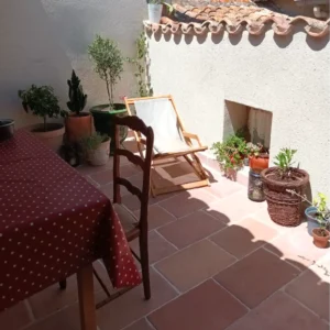 Terrasse extérieure en dallage modèle Anduze teinte rosé, maison de village, sol élégant et chaleureux.
