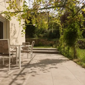 Terrasse extérieure en carrelage Silk 100×50 cm Gris Berg, maison moderne, sol élégant et contemporain.