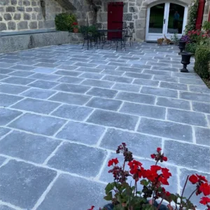 Terrasse extérieure en dallage modèle Nîmes, teinte Gris Berg, sol élégant et contemporain.