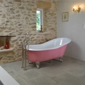 Chambre sol Nîmes Rouvière Collection, vue lit baignoire rose, hôtel élégant et romantique.