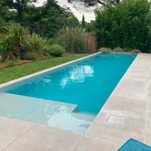 Plage de piscine en modèle grèsé 100×100 cm, style contemporain, sol extérieur élégant et durable.