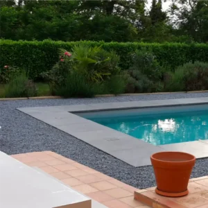 Dallage ou plage de piscine en béton modèle grèsé 100×100 cm, teinte Berg, style contemporain et élégant pour extérieur.