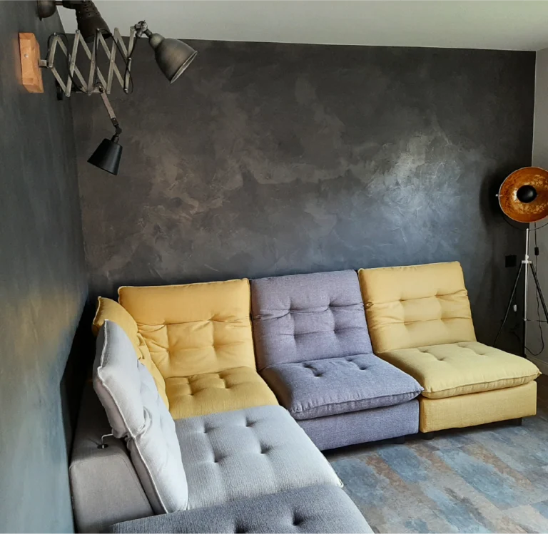 Murs sombres en béton ciré Rouvière Collection, séjour moderne style urbain, effet brillant