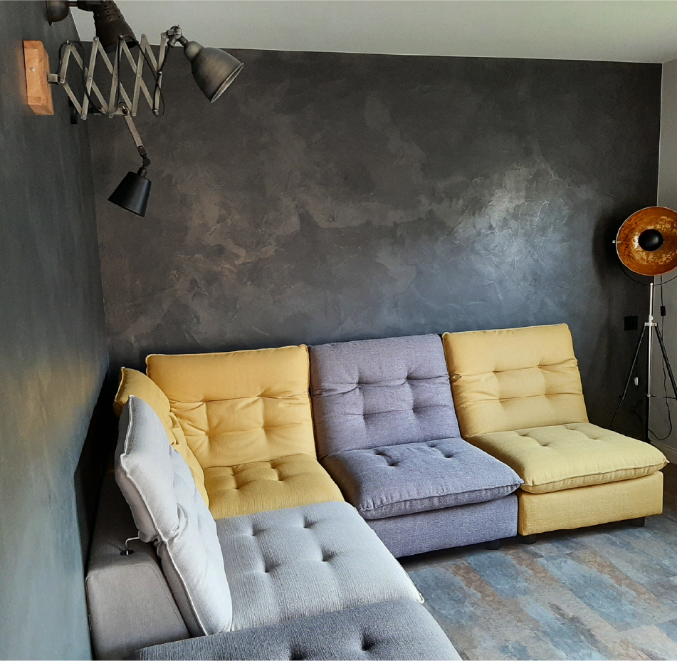 Murs sombres en béton ciré Rouvière Collection, séjour moderne style urbain, effet brillant