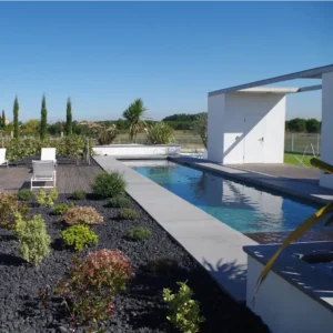 Margelles en U pour piscine dans le cadre d’une rénovation de maison d’architecte, style contemporain et design élégant.