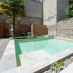 Margelles en U aspect SemiVelt pour piscine, réalisation Diffazur en Occitanie, design moderne et élégant.