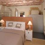 Tête de lit sur mesure en béton ciré orangé Rouvière Collection, style authentique