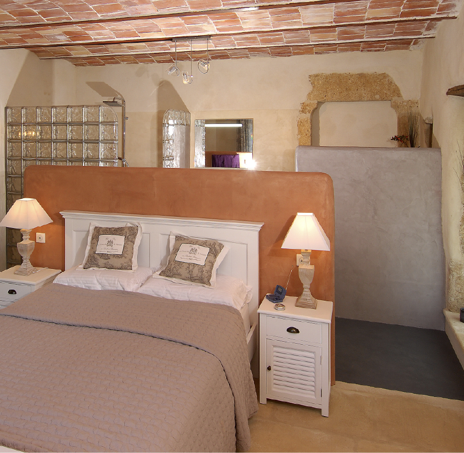 Tête de lit sur mesure en béton ciré orangé Rouvière Collection, style authentique