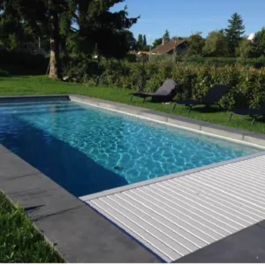 Dallage SemiVelt gris foncé, style contemporain et moderne, sol extérieur élégant et durable.