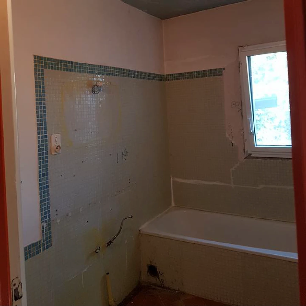 Salle de bain avant rénovation, non adaptée aux personnes à mobilité réduite