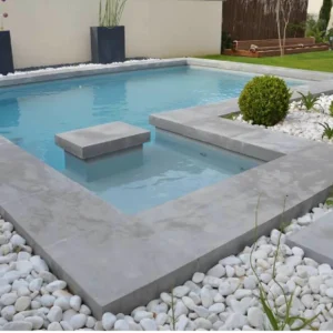 Dallage SemiVelt gris clair, style contemporain et élégant, sol extérieur moderne et raffiné.